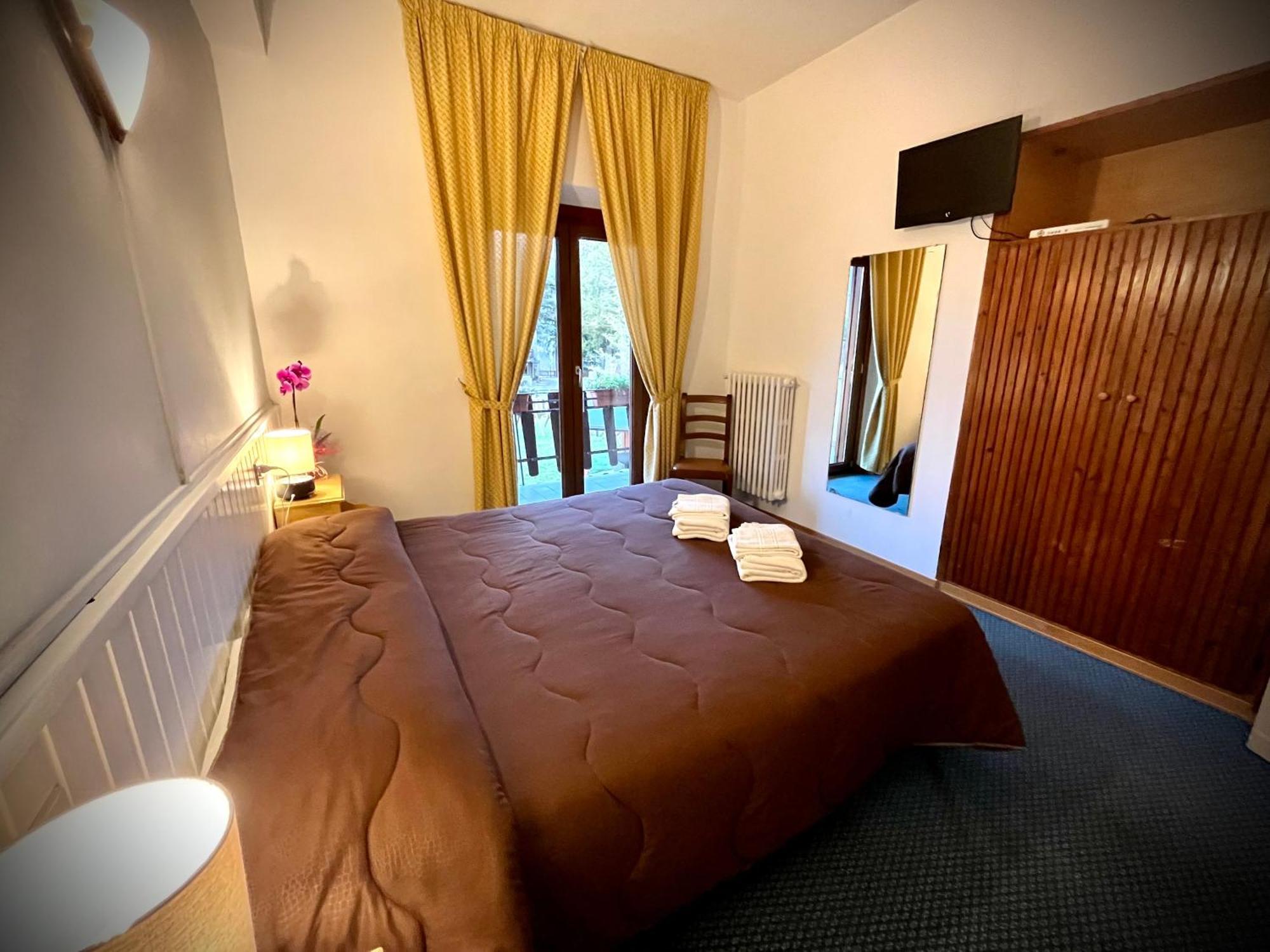 Hotel Pinguino ペスカッセーロリ エクステリア 写真
