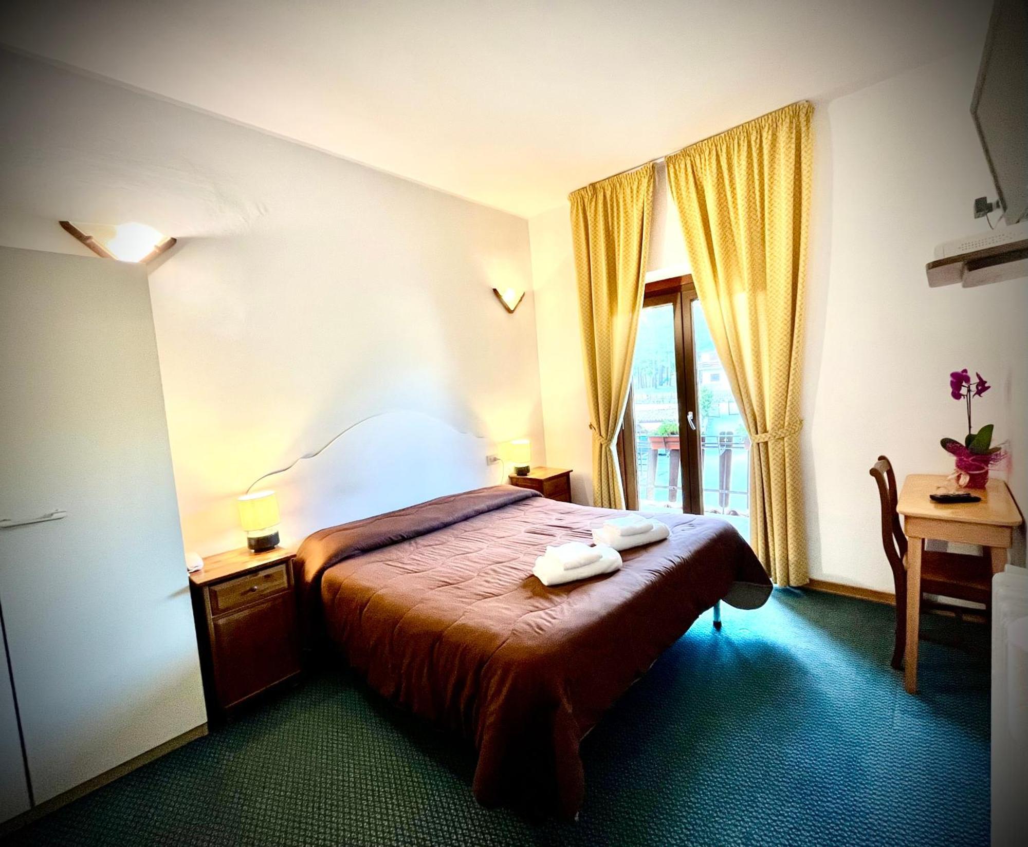 Hotel Pinguino ペスカッセーロリ エクステリア 写真