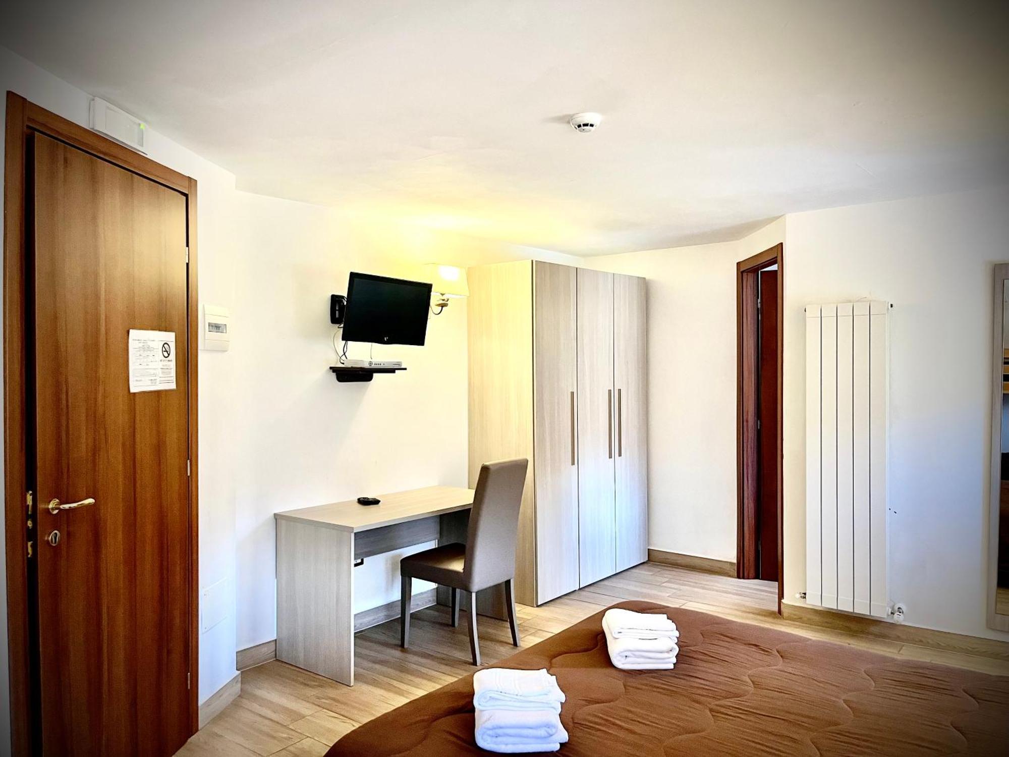 Hotel Pinguino ペスカッセーロリ エクステリア 写真