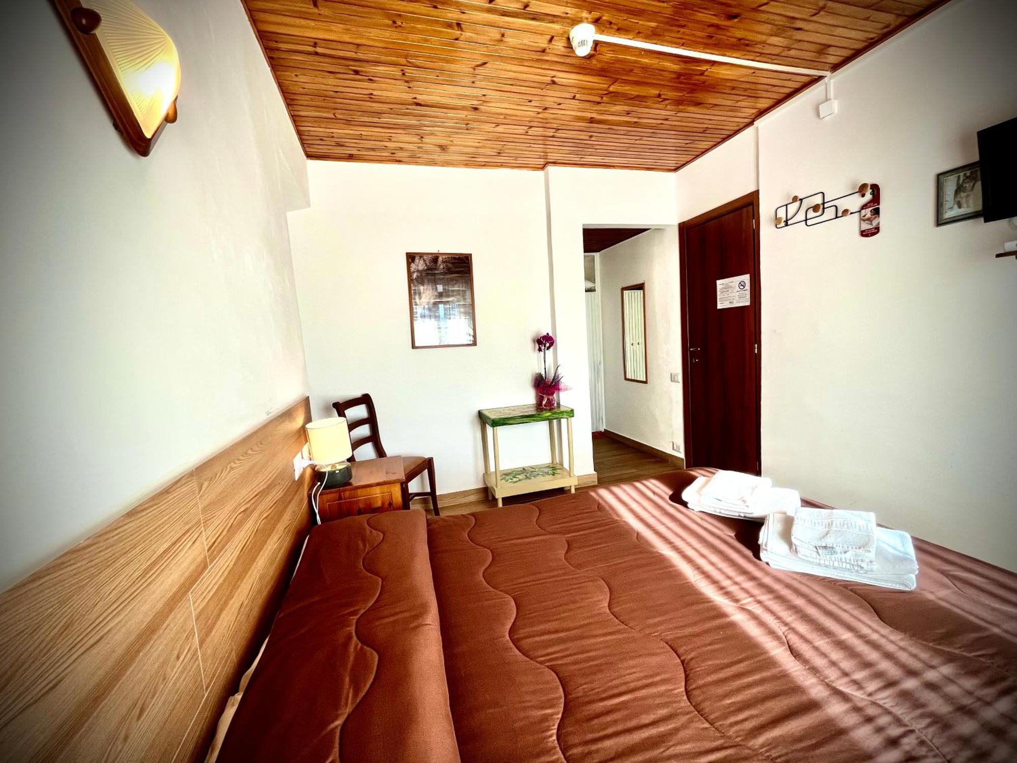 Hotel Pinguino ペスカッセーロリ エクステリア 写真