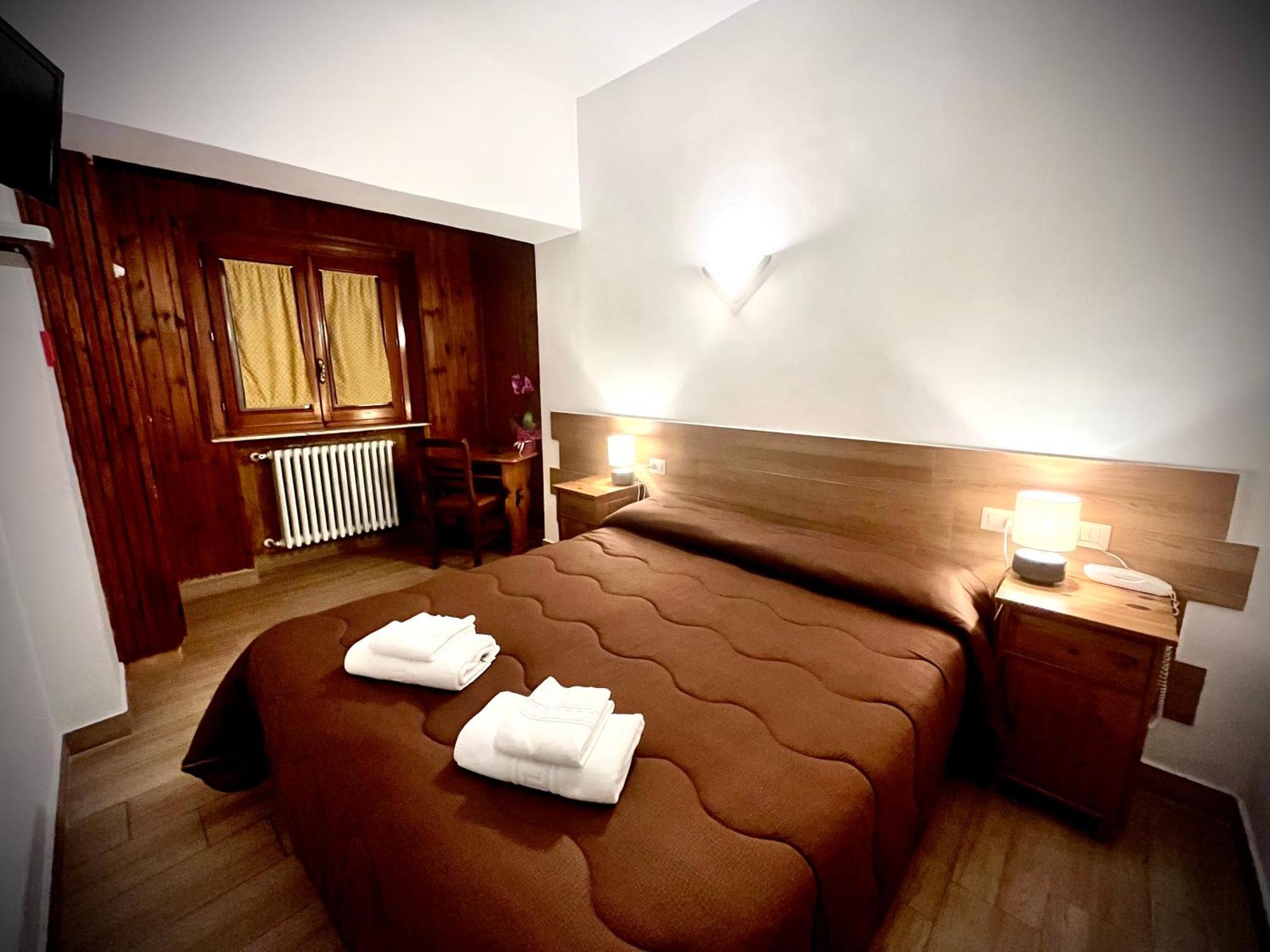 Hotel Pinguino ペスカッセーロリ エクステリア 写真