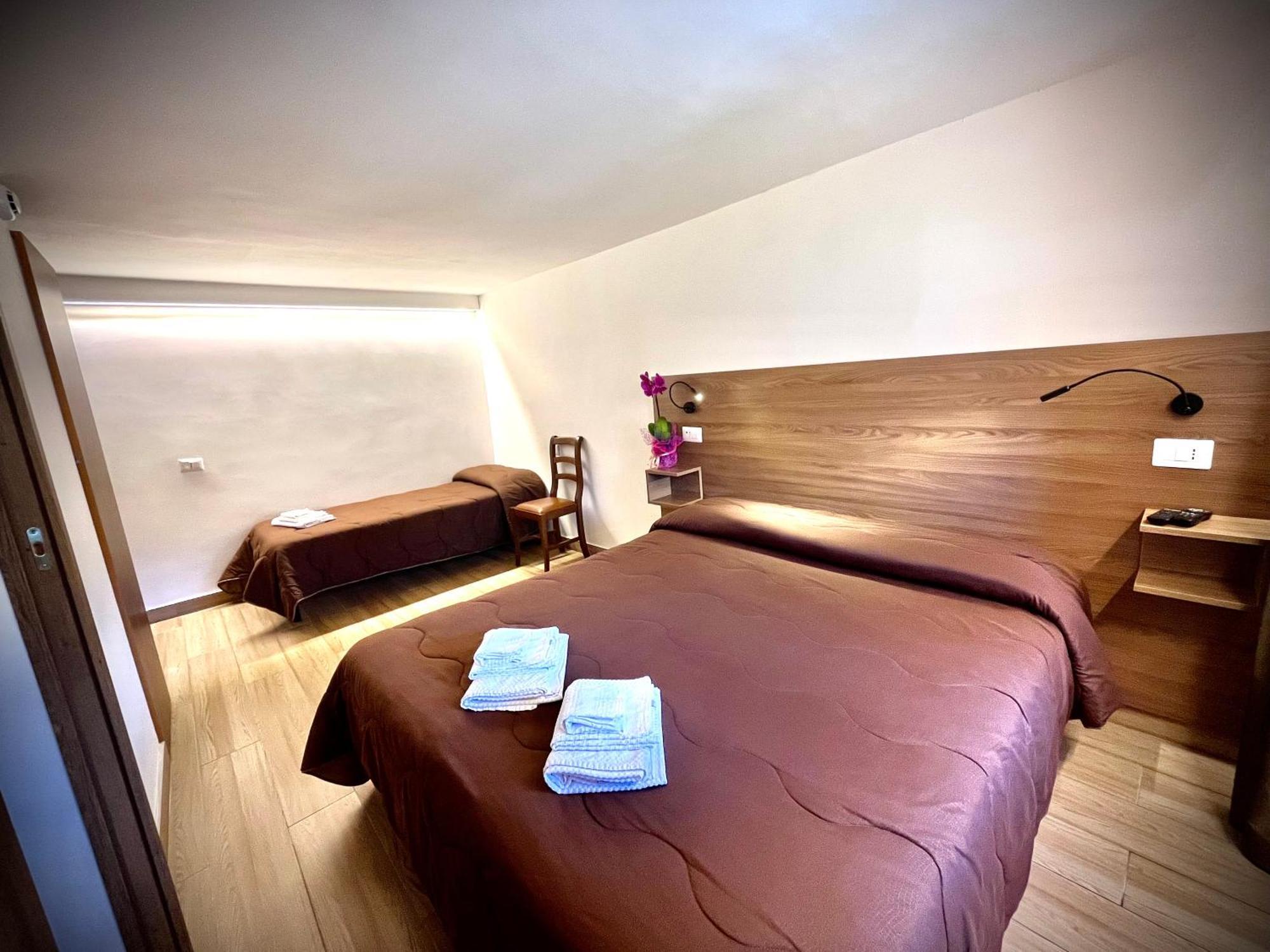 Hotel Pinguino ペスカッセーロリ エクステリア 写真